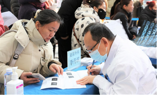 哈醫大一院“三八”婦女節大型義診 600余名女性共享健康關懷